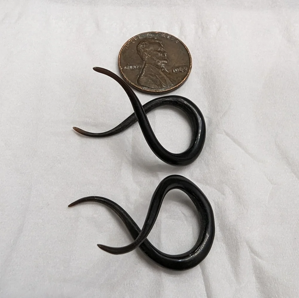 8g 1 pair of Black Bone 8(g) gauge earrings Barb shaped Hand Carved
